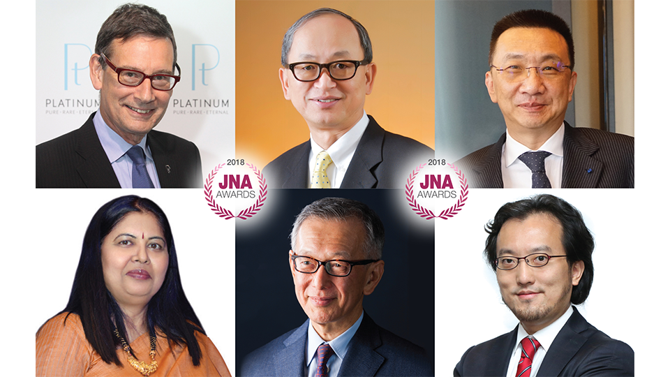 2018 JNA大獎評審團(左上起順序) 國際鉑金協會 (PGI) 前任首席執行官暨責任珠寶業委員會(RJC)前任主席高偉政先生、世界黃金協會(WGC)遠東區資深顧問暨前任董事總經理鄭良豪先生、上海鑽石交易所 (SDE)總裁林強先生、亞太策略研究所研究總監李卓駿博士、Suwa & Son, Inc. 主席諏訪恭一先生、以及美國寶石學協會 (GIA) 印度及中東分會常務董事Nirupa Bhatt 女士 