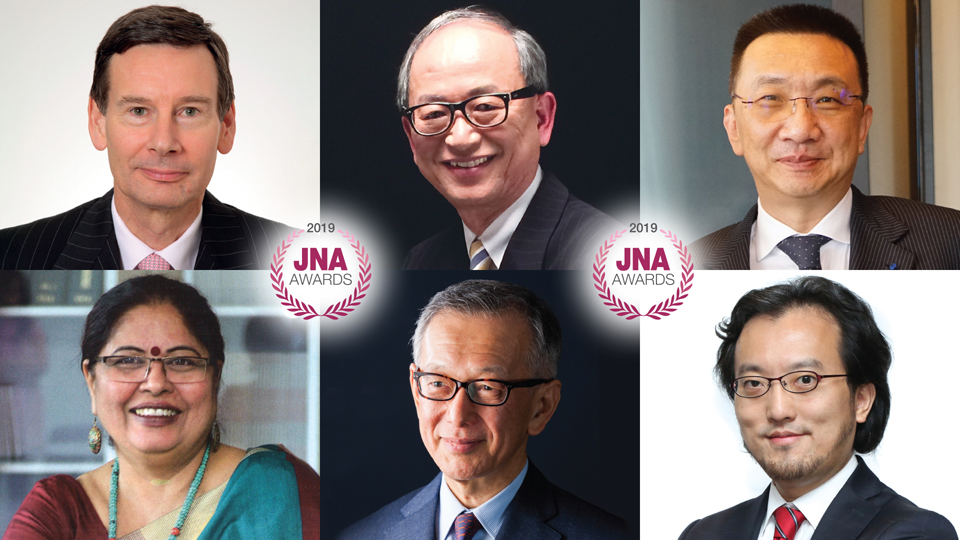 2019 JNA大獎評審團(左上起順序) 國際鉑金協會 (PGI) 前任首席執行官暨責任珠寶業委員會(RJC)前任主席高偉政先生、世界黃金協會(WGC)遠東區資深顧問暨前任董事總經理鄭良豪先生、上海鑽石交易所 (SDE)總裁林強先生、亞太策略研究所研究總監李卓駿博士、Suwa & Son, Inc. 主席諏訪恭一先生、以及美國寶石學協會 (GIA) 印度及中東分會常務董事Nirupa Bhatt 女士